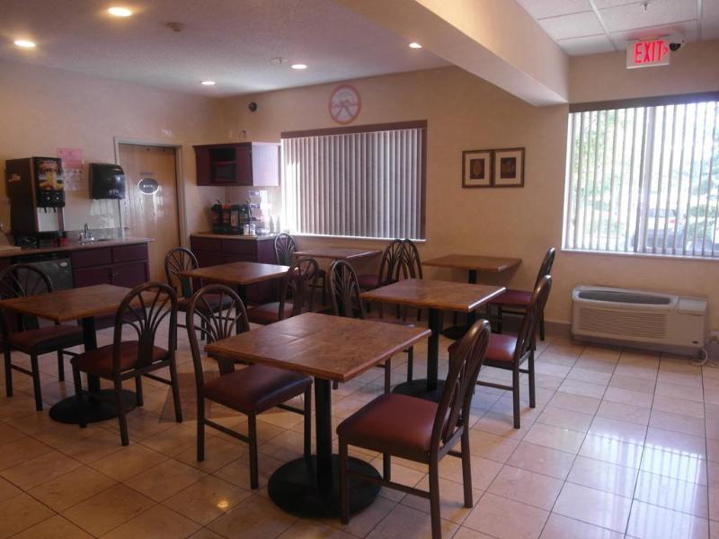 Howard Johnson By Wyndham Vancouver Hotel & Suites Bagian luar foto