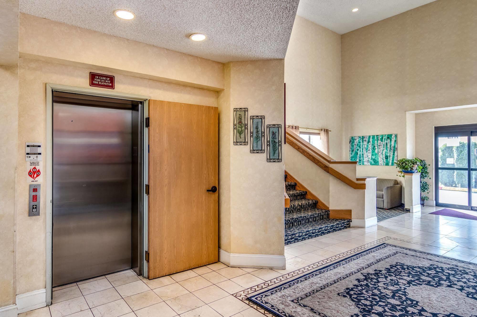 Howard Johnson By Wyndham Vancouver Hotel & Suites Bagian luar foto