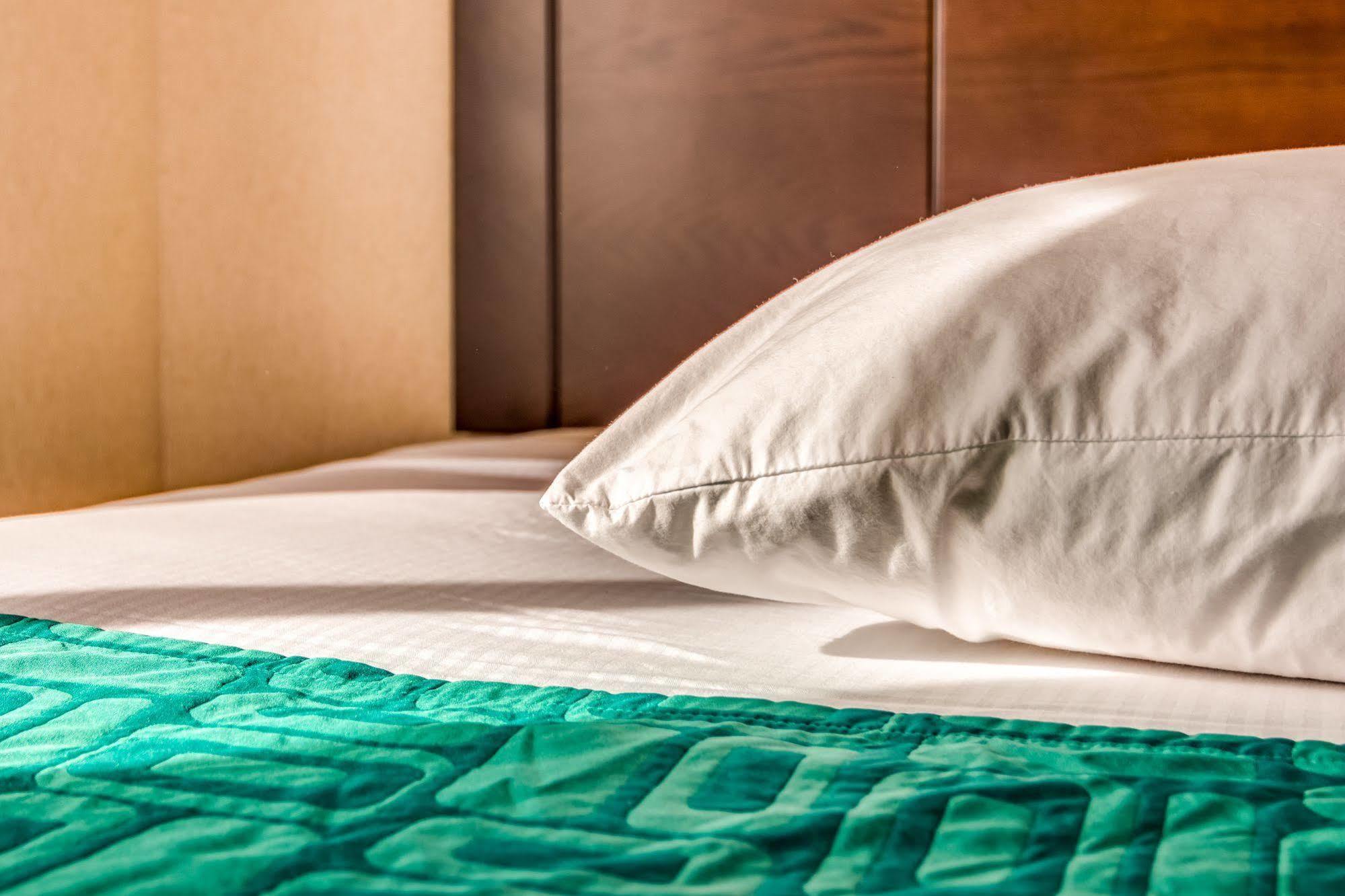 Howard Johnson By Wyndham Vancouver Hotel & Suites Bagian luar foto