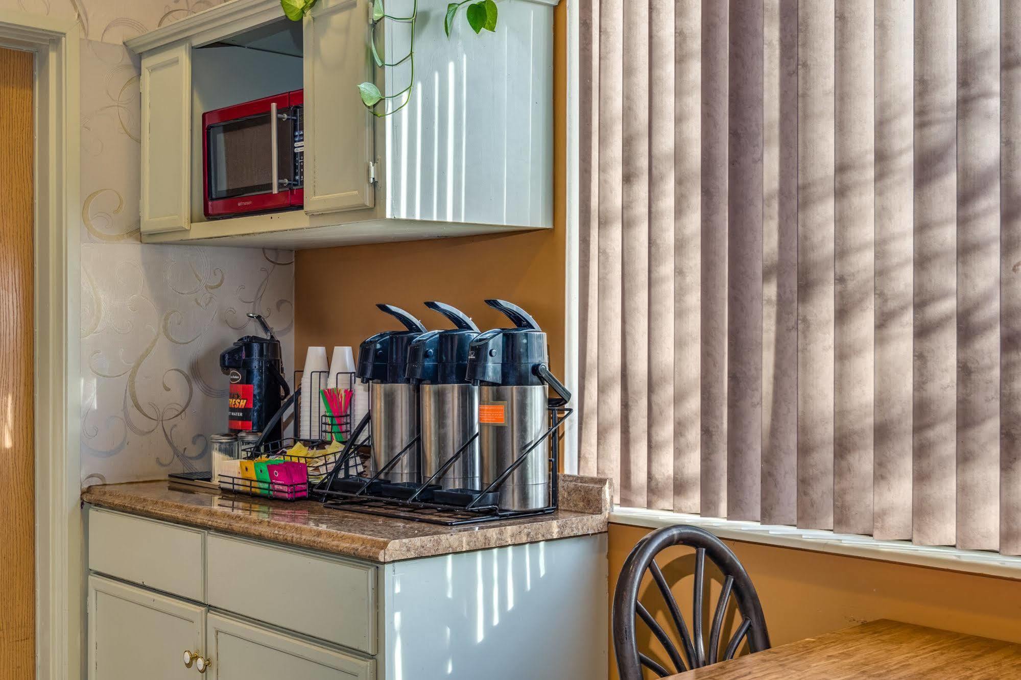 Howard Johnson By Wyndham Vancouver Hotel & Suites Bagian luar foto